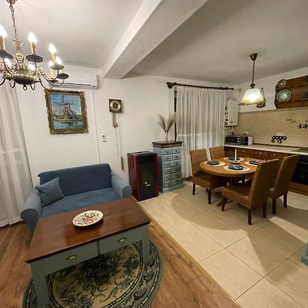 Appartamento Apartament Yannis Alba Iulia Esterno foto