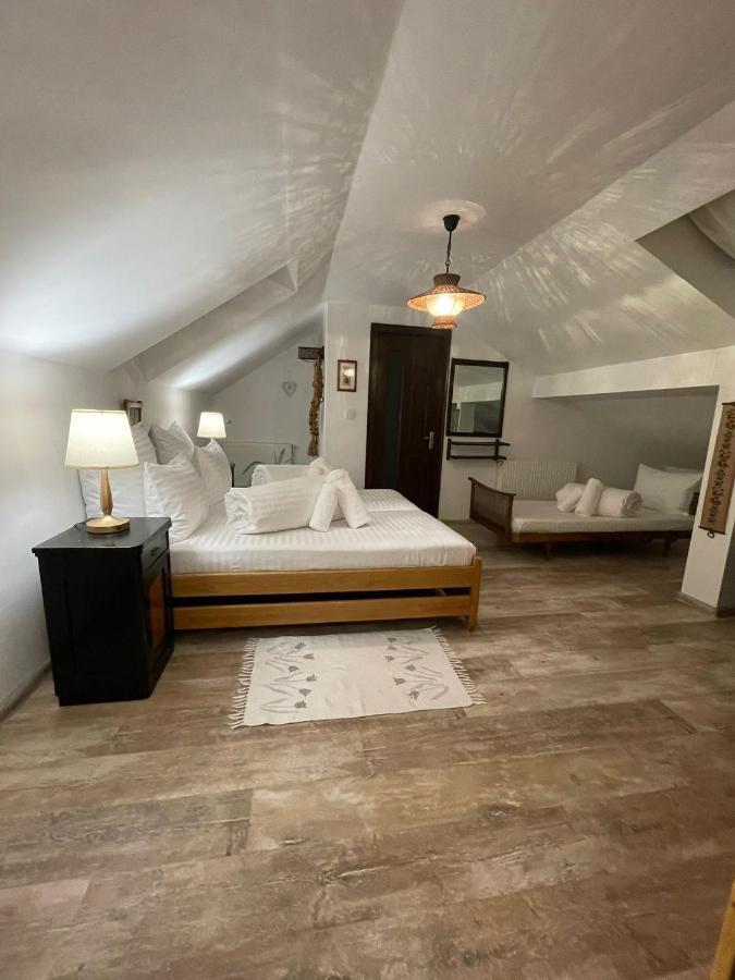 Appartamento Apartament Yannis Alba Iulia Esterno foto